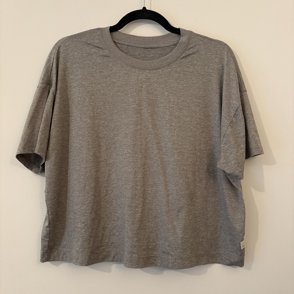 Vuori Womens Energy Tee Shirt Heather Gray Size M Boxy Cropped Athleisure VW011